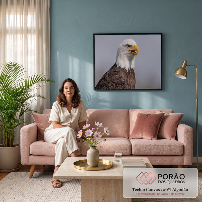 Quadro Decorativo Grande Águia Cabeça Branca para Sala | quadros decorativos para sala de estar | retrato em close de águia-de-cabeça-branca com bico amarelo entreaberto | em ambiente 3 | Porao dos Quadros