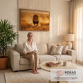 Leão de juba farta avançando de frente na savana dourada, poeira no ar ao entardecer, quadro decorativo
