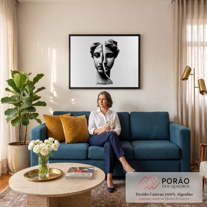 Busto grego de mármore rachado em duas metades, em preto e branco sobre fundo cinza, quadro decorativo