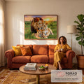 Quadro Decorativo Grande Família de Leões Laranja para Sala | quadros decorativos para sala de estar | leão, leoa e filhote deitados juntos na grama ao pôr do sol | em ambiente 3 | Porao dos Quadros