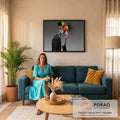 Figura surreal de terno e máscara feminina com rosto pintado em cores neon sobre fundo cinza, quadro decorativo