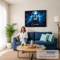 Quadro Decorativo Grande Lobo de Olhos Azuis para Sala Azul | quadros decorativos para sala de estar | lobo de olhos azuis entre relâmpagos num céu noturno escuro | em ambiente 3 | Porao dos Quadros