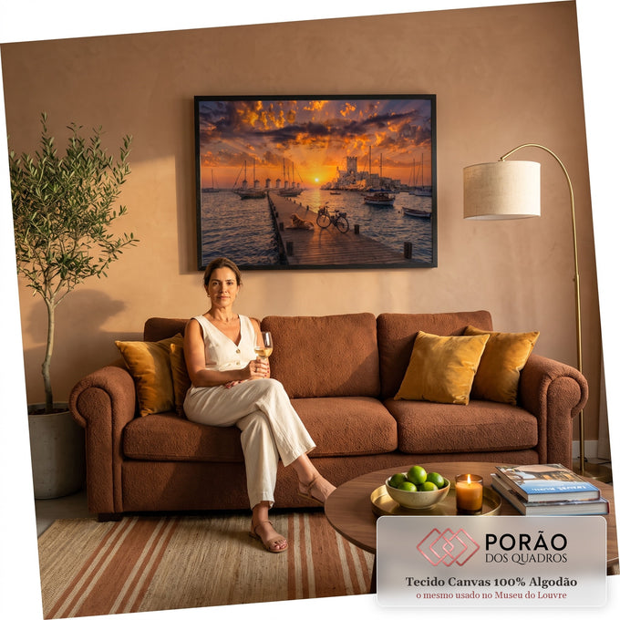 Quadro Decorativo Grande Cais Veleiros para Sala Laranja | quadros decorativos para sala de estar | cais de madeira ao pôr do sol com cachorro, bicicleta e veleiros ao fundo | em ambiente 3 | Porao dos Quadros
