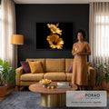 Quadro Decorativo Grande Flores de Hibisco para Sala Dourado | quadros decorativos para sala de estar | duas flores de hibisco douradas retroiluminadas com pétalas translúcidas sobre fundo preto | em ambiente 3 | Porao dos Quadros