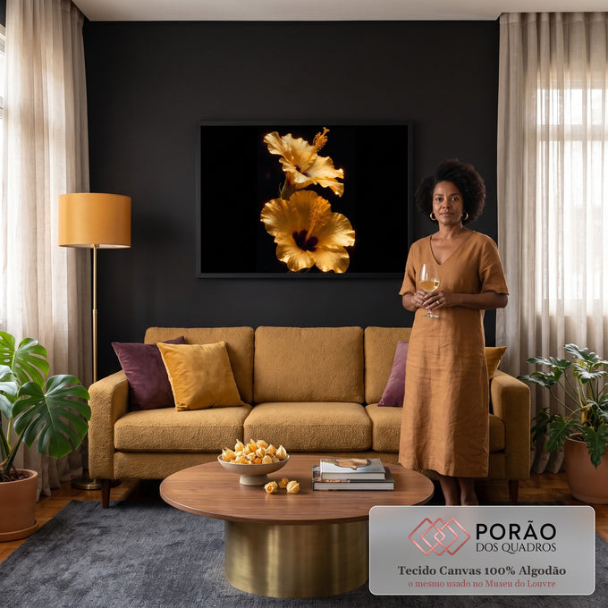 Quadro Decorativo Grande Flores de Hibisco para Sala Dourado | quadros decorativos para sala de estar | duas flores de hibisco douradas retroiluminadas com pétalas translúcidas sobre fundo preto | em ambiente 3 | Porao dos Quadros