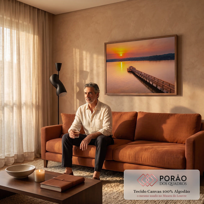 Quadro Decorativo Grande Píer Lago para Sala Laranja | quadros decorativos para sala de estar | píer de madeira sobre lago calmo com pôr do sol laranja e gazebo ao fundo | em ambiente 3 | Porao dos Quadros