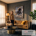 Cavalo preto galopando com crina dourada ao vento, poeira e céu tempestuoso, quadro decorativo