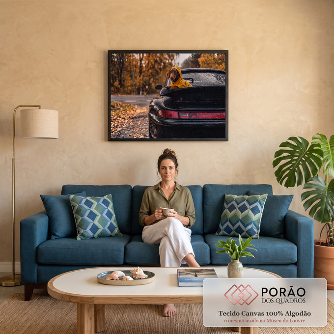 Cachorro salsicha de capa de chuva amarela num carro esportivo preto molhado, outono, quadro decorativo