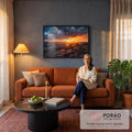 Quadro Decorativo Grande Pôr do Sol Rio para Sala Laranja | quadros decorativos para sala de estar | banco de madeira em mirante com pôr do sol laranja sobre rio e nuvens de tempestade | em ambiente 3 | Porao dos Quadros