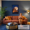 Quadro Decorativo Grande Pirâmide Iluminada para Sala Azul | quadros decorativos para sala de estar | pirâmide de Gizé iluminada em laranja com lua cheia enorme ao fundo em céu azul escuro | em ambiente 3 | Porao dos Quadros