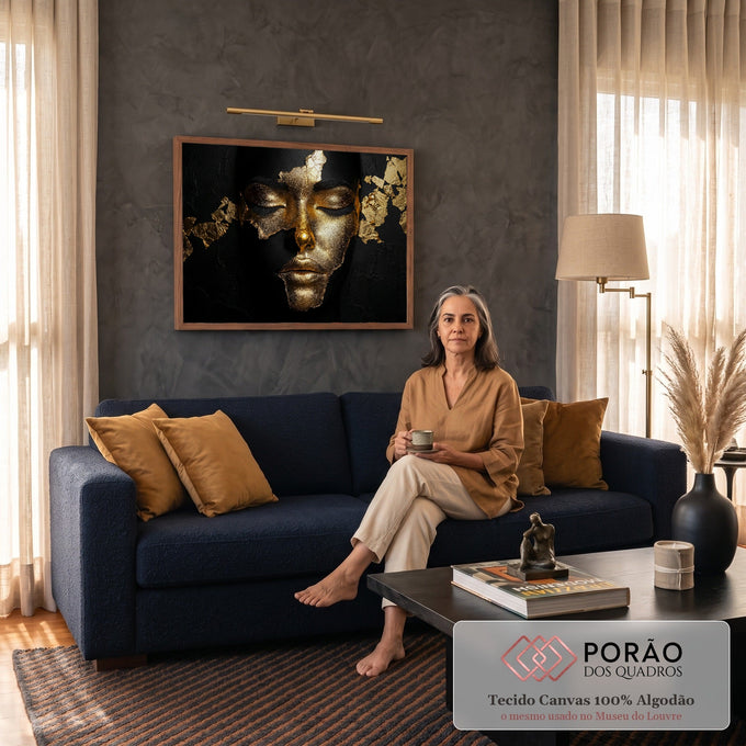 Rosto de mulher de olhos fechados coberto por folhas de ouro sobre fundo preto texturizado, quadro decorativo