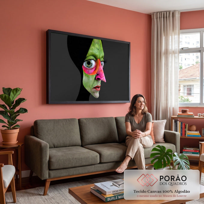 Quadro Decorativo Grande Rosto Surreal para Sala Verde | quadros decorativos para sala de estar | rosto em perfil com pele verde texturizada e nariz rosa vibrante, olhos realistas | em ambiente 3 | Porao dos Quadros