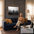 Cavalo negro à frente de uma manada no campo com névoa, em fotografia preto e branco, quadro decorativo
