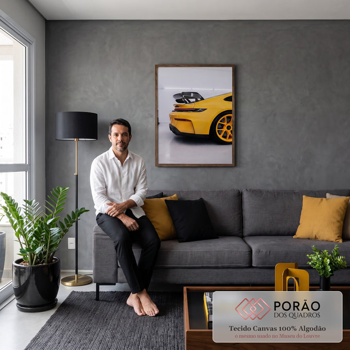 Traseira de Porsche GT3 amarelo com aerofólio de carbono e rodas amarelas, quadro decorativo