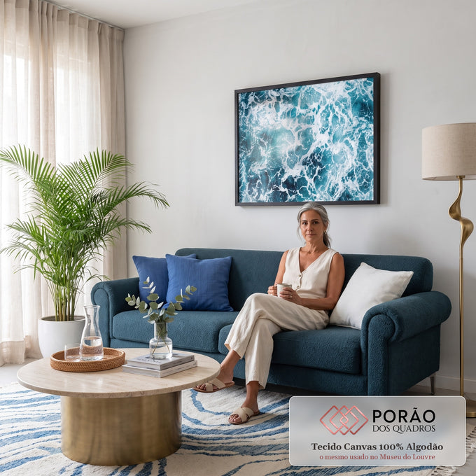 Quadro Decorativo Grande Ondas do Mar para Sala Azul | quadros decorativos para sala de estar | vista aérea do mar com espuma branca formando padrões sobre água azul turquesa | em ambiente 3 | Porao dos Quadros