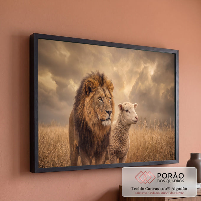 Leão de juba farta ao lado de um cordeiro em campo dourado sob céu nublado, quadro decorativo