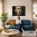 Quadro Decorativo Grande Rosto Folha de Ouro para Sala | quadros decorativos para sala de estar | rosto feminino com olhos fechados coberto por folhas de ouro craqueladas sobre mármore preto | em ambiente 3 | Porao dos Quadros