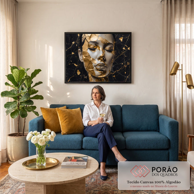Quadro Decorativo Grande Rosto Folha de Ouro para Sala | quadros decorativos para sala de estar | rosto feminino com olhos fechados coberto por folhas de ouro craqueladas sobre mármore preto | em ambiente 3 | Porao dos Quadros