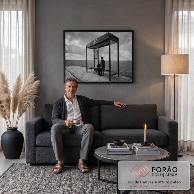 Foto preto e branco de idoso de boina em ponto de ônibus escrito LIFE no campo, quadro decorativo
