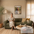 Quadro Decorativo Grande Homem de Jesus para Sala Bege | quadros decorativos para sala de estar | homem de barba sorrindo em túnica bege num olival ao entardecer | em ambiente 3 | Porao dos Quadros