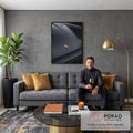 Capô de Porsche preto fosco com brasão dourado em destaque, fotografia automotiva, quadro decorativo