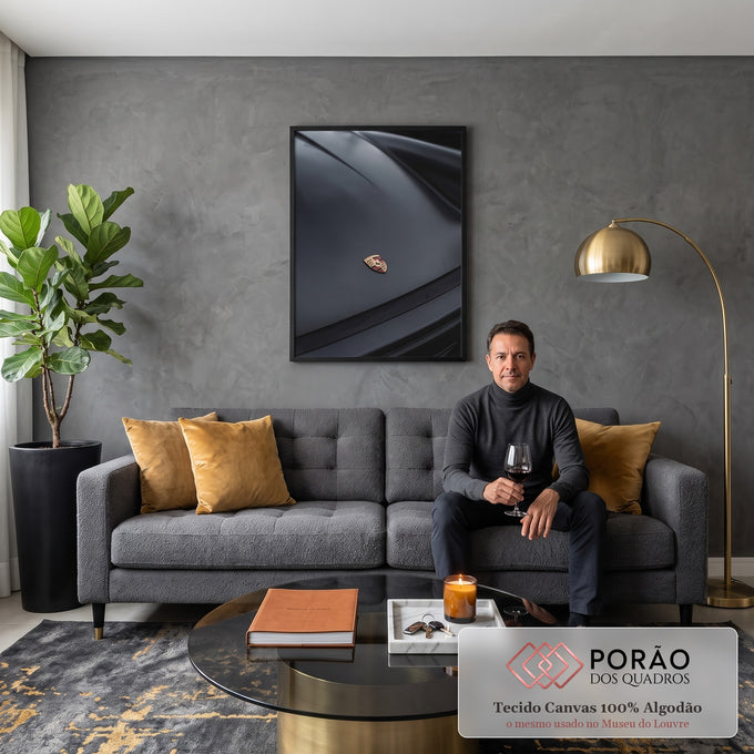 Capô de Porsche preto fosco com brasão dourado em destaque, fotografia automotiva, quadro decorativo