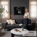 Quadro Decorativo Grande Jesus Cristo Branco para Sala Preto | quadros decorativos para sala de estar | retrato de homem com coroa de espinhos e sangue na testa em preto e branco | em ambiente 3 | Porao dos Quadros