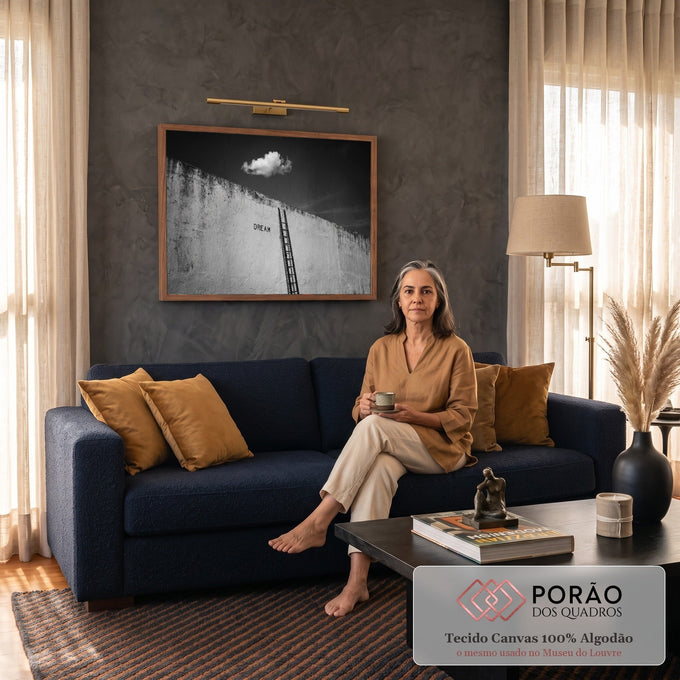 Quadro Decorativo Grande Escada e Nuvem para Sala Preto | quadros decorativos para sala de estar | escada encostada em muro com palavra dream e nuvem solitária em preto e branco | em ambiente 3 | Porao dos Quadros