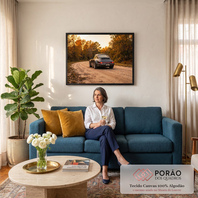 Porsche 911 cinza em estrada de terra entre árvores de outono ao pôr do sol, quadro decorativo