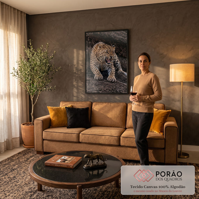 Quadro Decorativo Grande Leopardo Rosnando para Sala Marrom | quadros decorativos para sala de estar | leopardo rosnando com dentes à mostra sobre rocha escura | em ambiente 3 | Porao dos Quadros