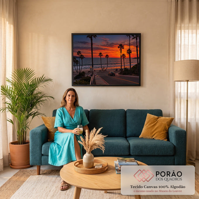 Pôr do sol laranja na praia com palmeiras, oceano e carro clássico na estrada da orla, quadro decorativo