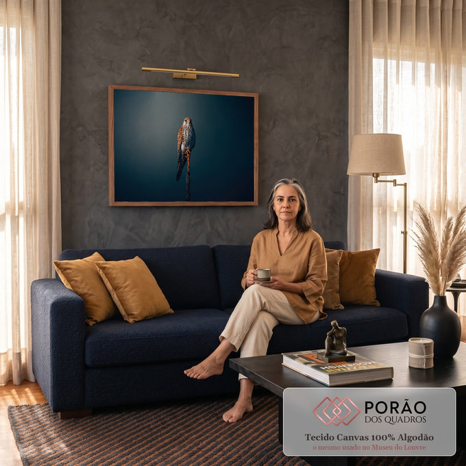 Falcão peneireiro de plumagem malhada pousado em haste seca com fundo azul escuro, quadro decorativo