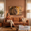 Rosto de leão em close com juba dourada e olhos âmbar na luz da savana, quadro decorativo