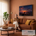 Quadro Decorativo Grande Dente de Leão Lua para Sala | quadros decorativos para sala de estar | mão segurando dente-de-leão à frente da lua cheia sobre pôr do sol e cidade litorânea | em ambiente 3 | Porao dos Quadros
