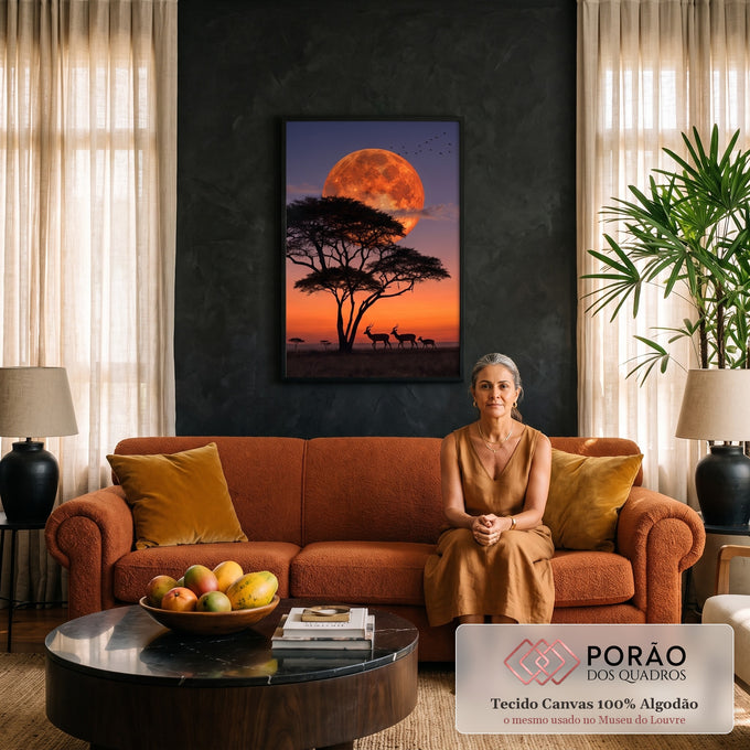 Lua laranja gigante atrás de acácia com antílopes e pássaros na savana ao entardecer, quadro decorativo