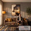 Quadro Decorativo Grande Cristo para Sala Dourado | quadros decorativos para sala de estar | perfil de homem com coroa de espinhos sobreposto a cruz e céu dourado ao entardecer | em ambiente 3 | Porao dos Quadros