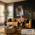 Leão de juba dourada e olhar âmbar envolto em fumaça branca sobre fundo preto, quadro decorativo