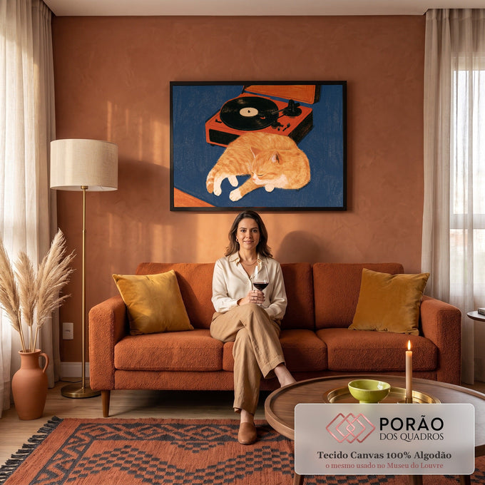 Gato laranja dormindo ao lado de vitrola retrô com disco de vinil sobre fundo azul, quadro decorativo