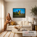 Arara-canindé azul e amarela em voo com asas abertas sobre campo verde e céu azul, quadro decorativo