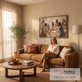 Quadro Decorativo Grande Última Ceia para Sala Bege | quadros decorativos para sala de estar | pintura da Última Ceia com Jesus partindo o pão cercado por discípulos | em ambiente 3 | Porao dos Quadros