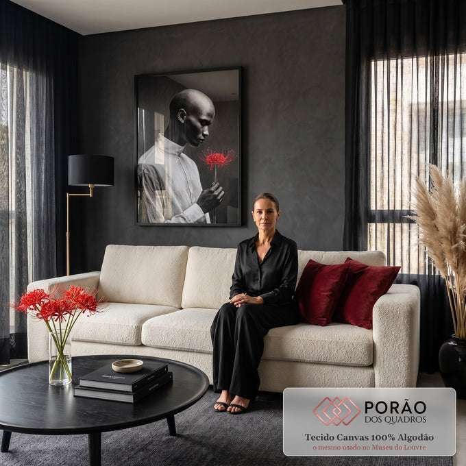 Homem negro de perfil com camisa branca segurando lírio vermelho em fundo escuro, quadro decorativo