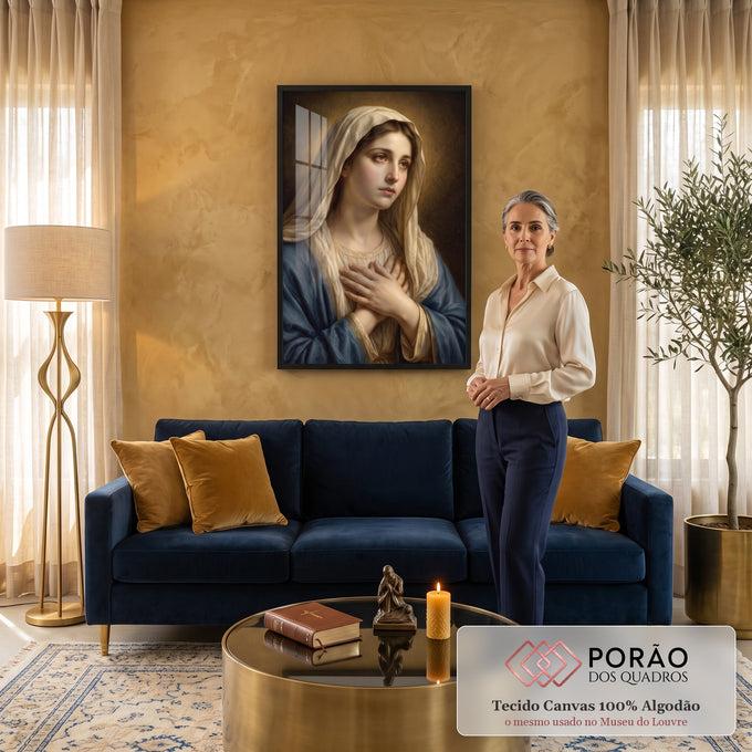 Quadro Decorativo Grande Nossa Senhora Véu Bege para Sala | quadros decorativos para sala de estar | mulher de véu bege e manto azul com mãos cruzadas sobre o peito em oração | em ambiente 3 | Porao dos Quadros