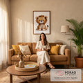Filhote de leão fofo sentado em pinceladas suaves caramelo sobre fundo claro, quadro decorativo