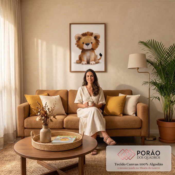 Filhote de leão fofo sentado em pinceladas suaves caramelo sobre fundo claro, quadro decorativo