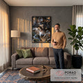 Quadro Decorativo Lobo de Olhos Dourados na Floresta | quadros decorativos para sala de estar | close-up de lobo com olhos amarelo-esverdeados e pelagem em tons de cinza e dourado | em ambiente 3 | Porao dos Quadros
