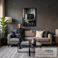 Rádio antigo com antenas sobre banco de madeira em parede desgastada, foto preto e branco, quadro decorativo
