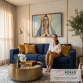 Quadro Decorativo Grande Nossa Senhora Paz para Sala Azul | quadros decorativos para sala de estar | Nossa Senhora em oração com véu azul e auréola dourada, olhos fechados | em ambiente 3 | Porao dos Quadros