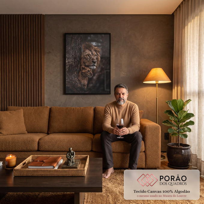 Quadro Decorativo Grande Leão e Filhote para Sala Marrom | quadros decorativos para sala de estar | leão adulto e filhote encostados em tronco de árvore em tons dourados | em ambiente 3 | Porao dos Quadros