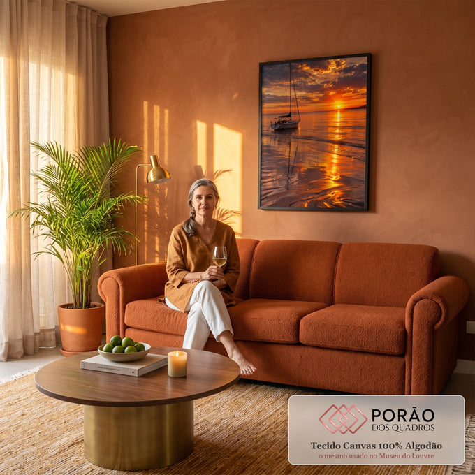 Quadro Decorativo Grande Veleiro na Maré para Sala Laranja | quadros decorativos para sala de estar | veleiro branco ancorado em águas rasas sob céu alaranjado de pôr do sol | em ambiente 3 | Porao dos Quadros