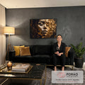Quadro Decorativo Grande Rosto Feminino para Sala Dourado | quadros decorativos para sala de estar | rosto feminino dourado com olhos fechados coberto por folha de ouro craquelada | em ambiente 3 | Porao dos Quadros
